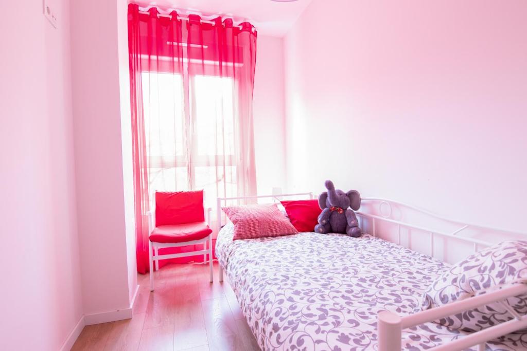 Postel nebo postele na pokoji v ubytování Telmo's Home con PARKING -Sirimiri Apartments-
