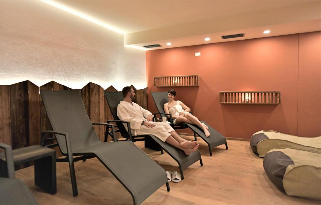 Część wypoczynkowa w obiekcie Alp Hotel Dolomiti