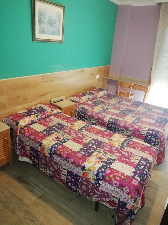 Postel nebo postele na pokoji v ubytování Alojamientos ALBOR I