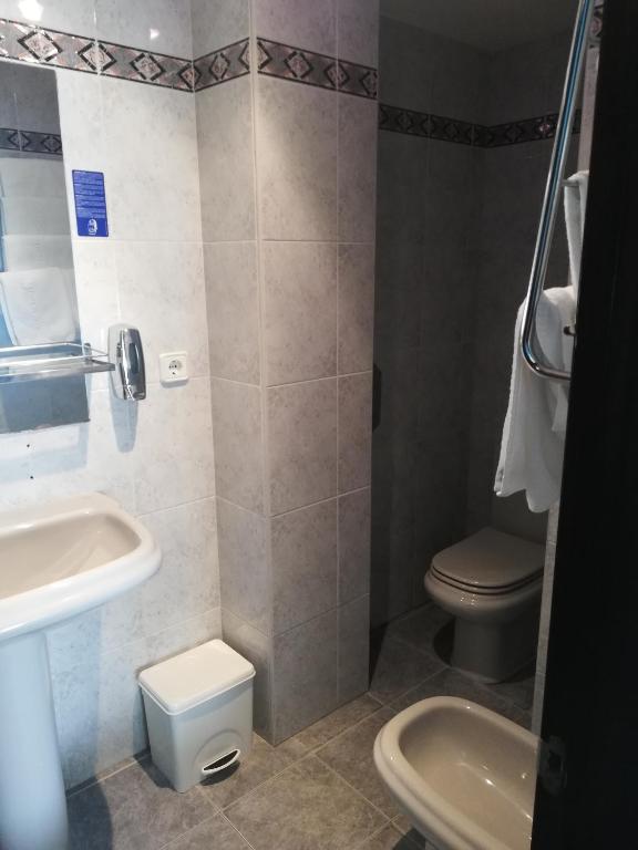 Koupelna v ubytování Alojamientos ALBOR I