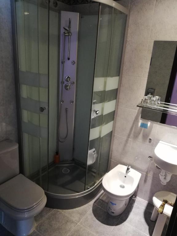 Koupelna v ubytování Alojamientos ALBOR I