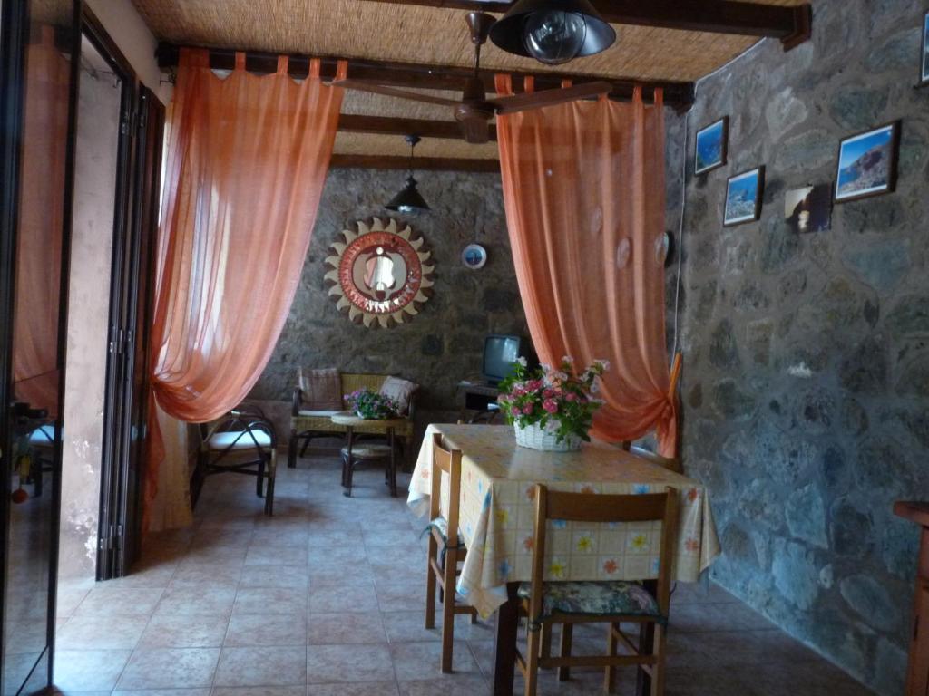 En restaurang eller annat matställe på Dammuso dei Pini