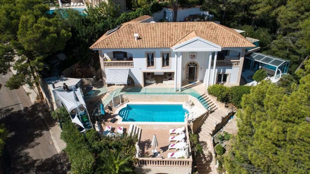 una vista aérea de una casa con piscina en Villa Ocean View, en Portals Nous