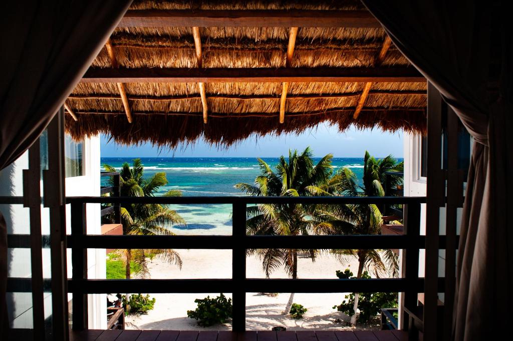 Blick auf den Strand aus dem Fenster eines Resorts in der Unterkunft Caribe Dream Private Beach in Mahahual