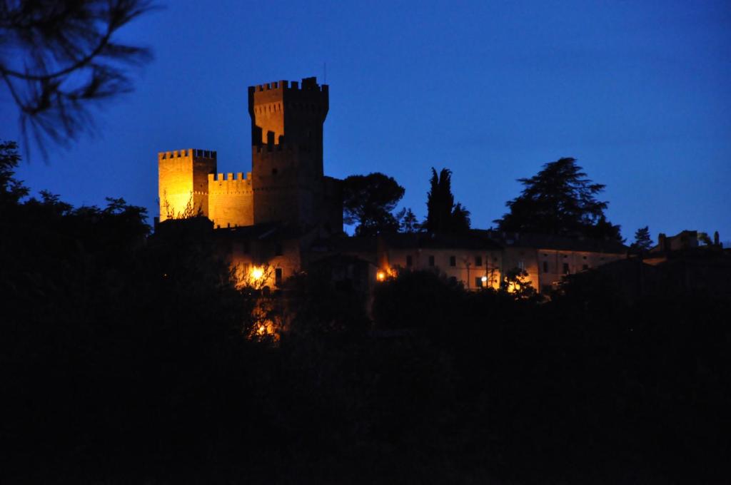 Proceno的住宿－卡斯特羅普羅賽諾酒店，一座夜间有灯光的城堡
