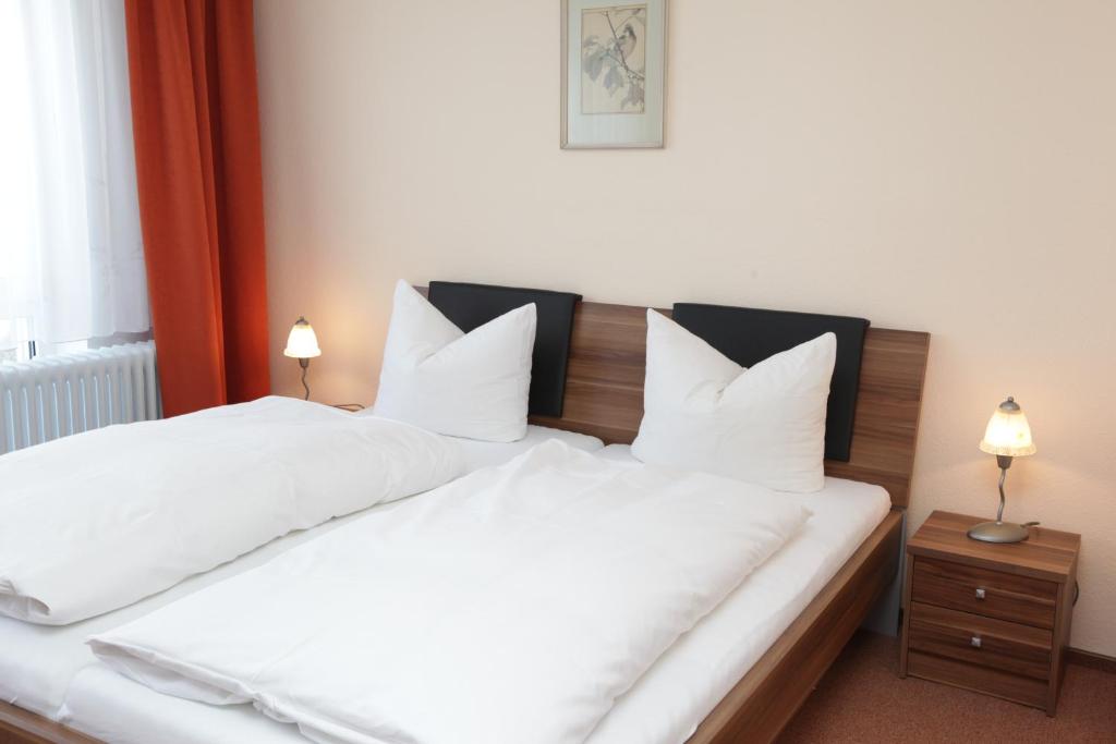 Postel nebo postele na pokoji v ubytování Hotel an der Sonne & Restaurant Zum Schneiger