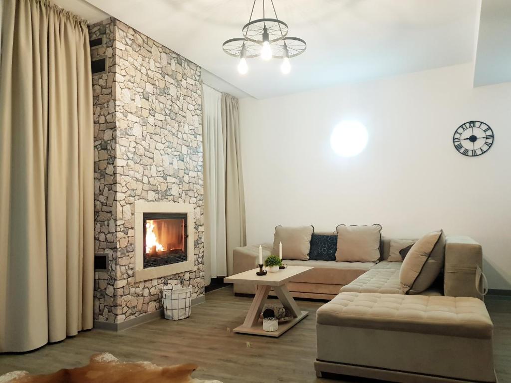 sala de estar con sofá y chimenea en Apartment A36 Silver Mountain en Poiana Brasov