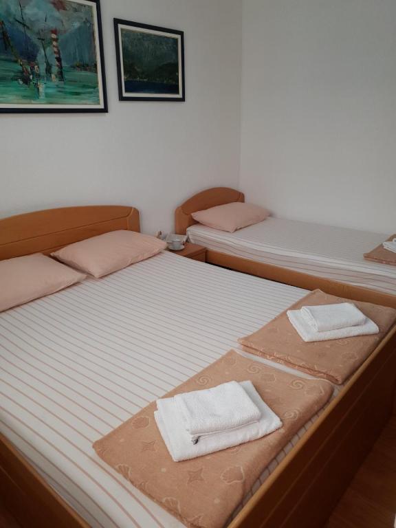 Postel nebo postele na pokoji v ubytování Apartmani Galiot