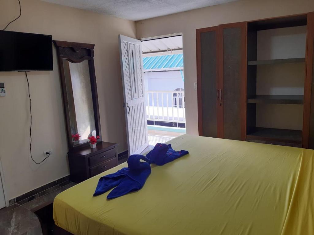 Un dormitorio con una cama con una bata azul. en Apartamento Turistico Eisamar en San Andrés