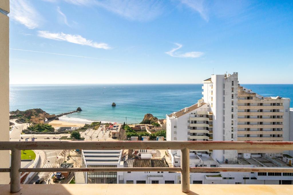 Praia da Rocha, 17 H, Frontal Sea View, Wonderful Studio, Air Conditioning, two Pools, Internet, Parking - Jardins da Rocha by IG