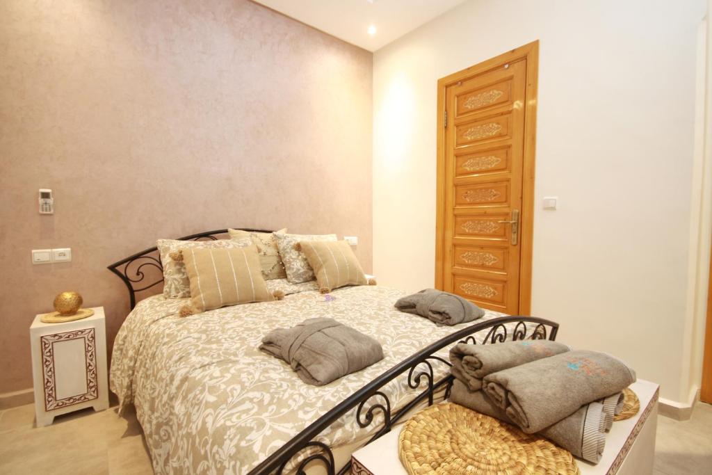 Postel nebo postele na pokoji v ubytování RIAD Miel & Une Nuit