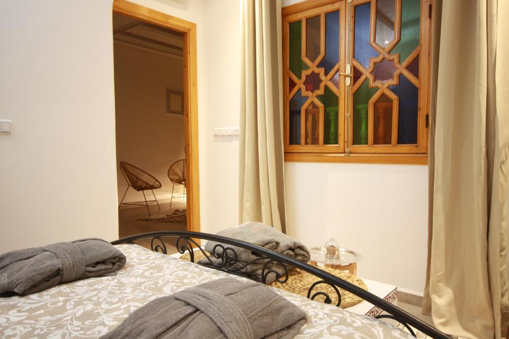 Postel nebo postele na pokoji v ubytování RIAD Miel & Une Nuit