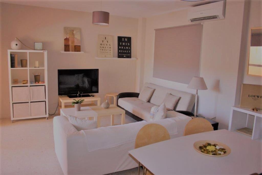 een woonkamer met twee witte banken en een tv bij Fuengirola Playa y céntrico in Fuengirola