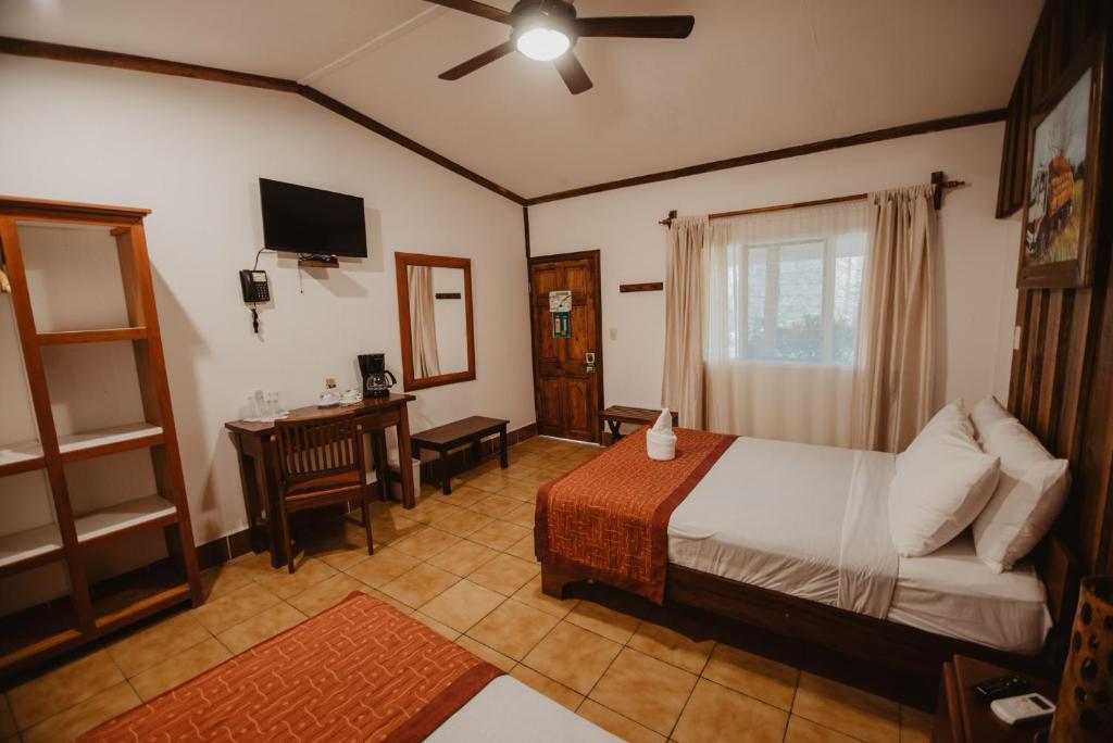 Postel nebo postele na pokoji v ubytování Hacienda Guachipelin Volcano Ranch Hotel & Hot Springs