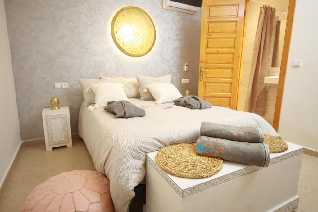 Postel nebo postele na pokoji v ubytování RIAD Miel & Une Nuit