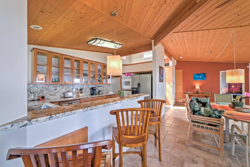 Kuchyň nebo kuchyňský kout v ubytování Direct Oceanfront, Big Island Home