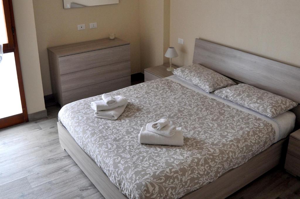 A casa di Lisa in Cisanello في بيزا: غرفة نوم عليها سرير وفوط