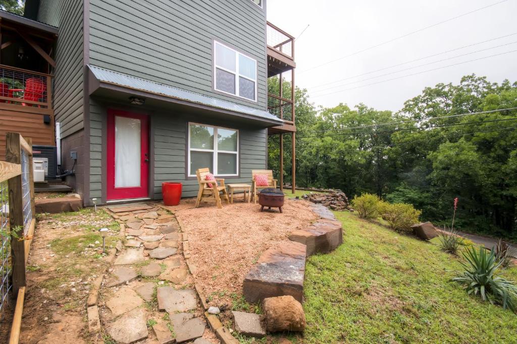 Gallery image of Tranquil Pottsboro Studio with Fire Pit, Forest View in Pottsboro