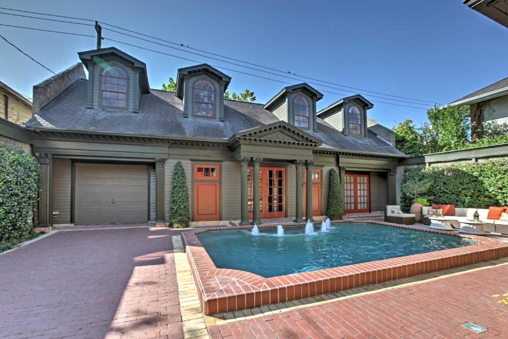 ein Haus mit einem Swimmingpool davor in der Unterkunft Dreamy Houston Boho Cottage with Private Pool! in Houston