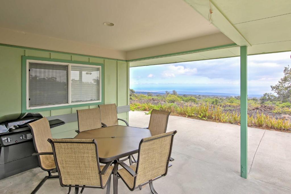 a dining room with a table and chairs and a window at Ocean View Bungalow with Lanai 13 Mi to South Point in Hawaiian Ocean View