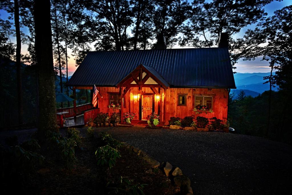 Woodsy Bryson City Cabin with Smoky Mountain Views!, Bryson City