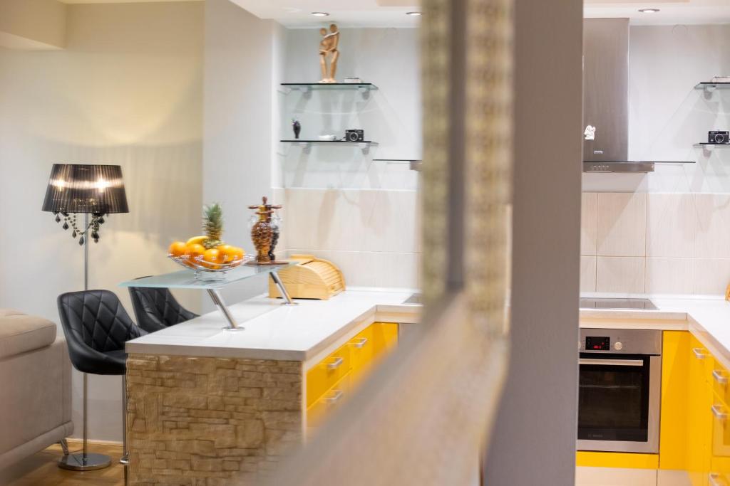 Kuchyňa alebo kuchynka v ubytovaní Luxury apartman SKY with sea view and whirlpool