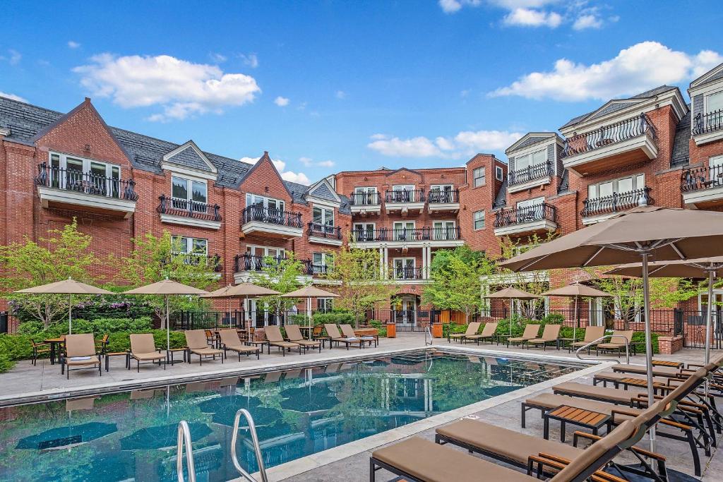 een zwembad met stoelen en parasols in een hotel bij The Aspen Mountain Residences in Aspen