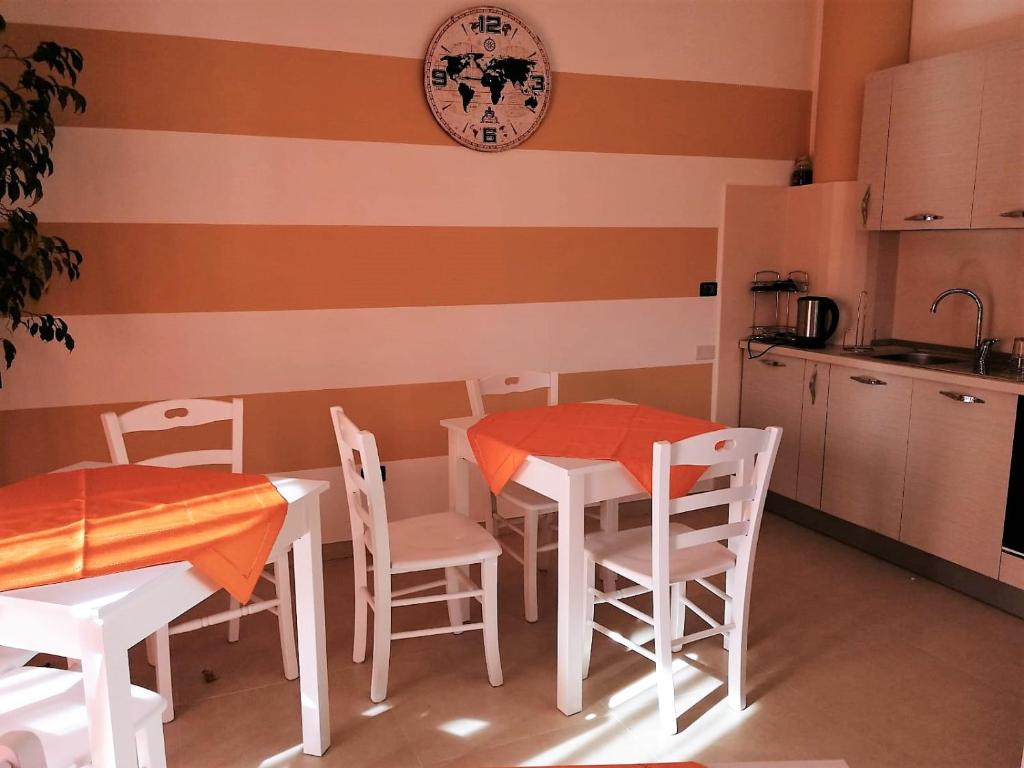 una sala da pranzo con tavolo e sedie e una cucina di L&B bed and breakfast a Terranova di Pollino