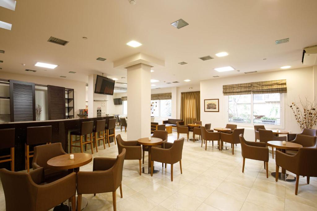 TV a/nebo společenská místnost v ubytování Hotel ΑΤΗΙΝΑ