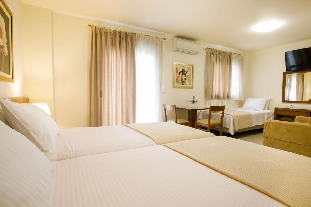 Postel nebo postele na pokoji v ubytování Hotel ΑΤΗΙΝΑ