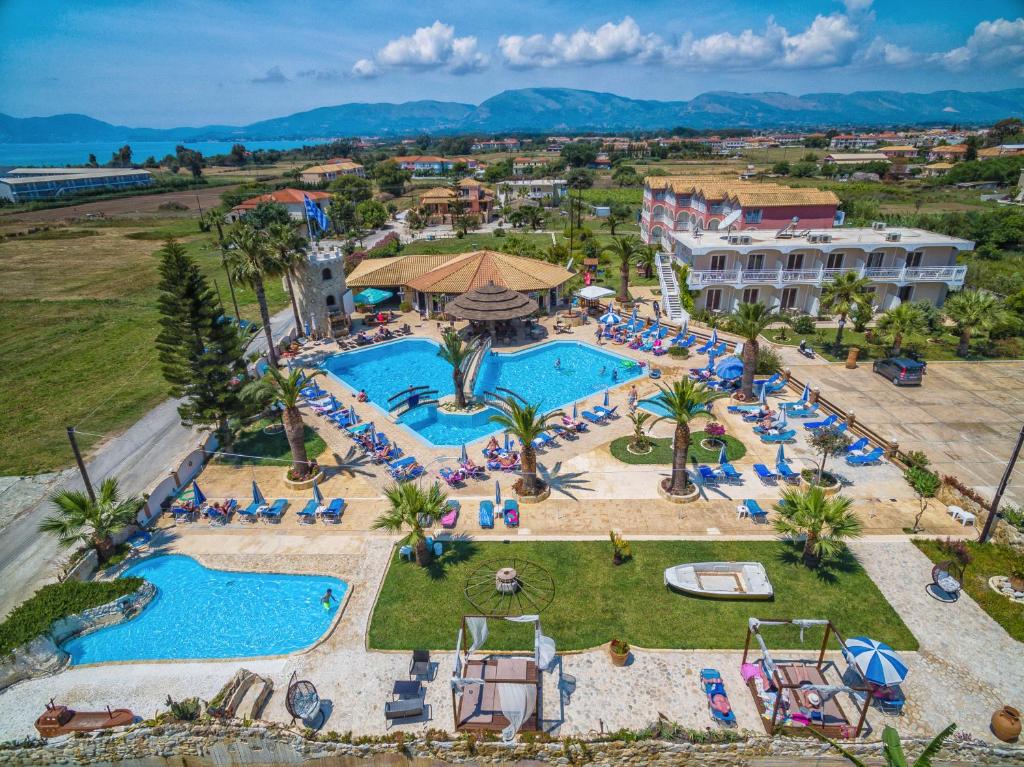 una vista aérea de un complejo con piscina en Antonis apartments en Kalamaki