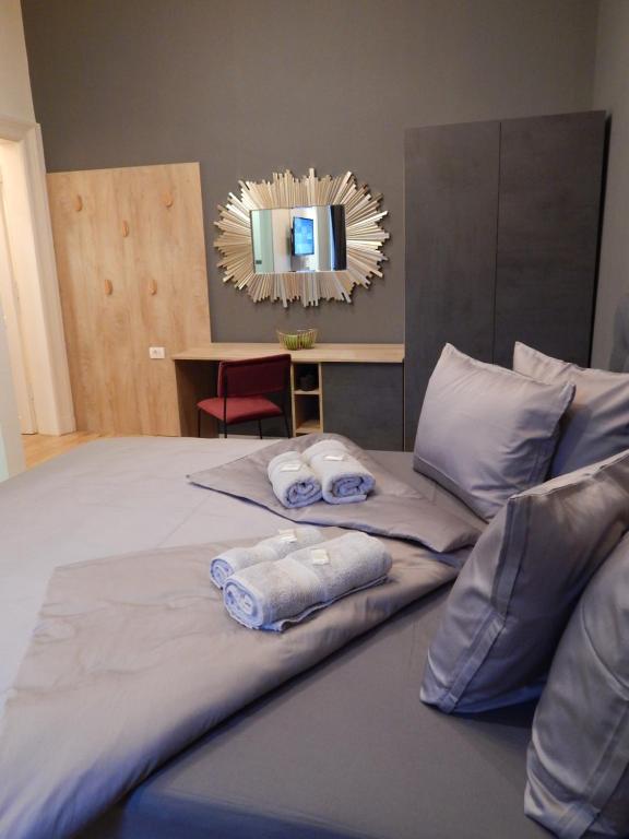 Postel nebo postele na pokoji v ubytování Gold Rooms and Suite