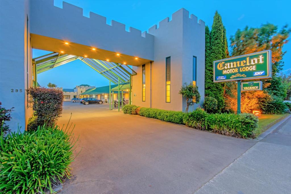 een gebouw met een bord met camelott motorhuis bij Camelot Motor Lodge and Conference Centre in Palmerston North