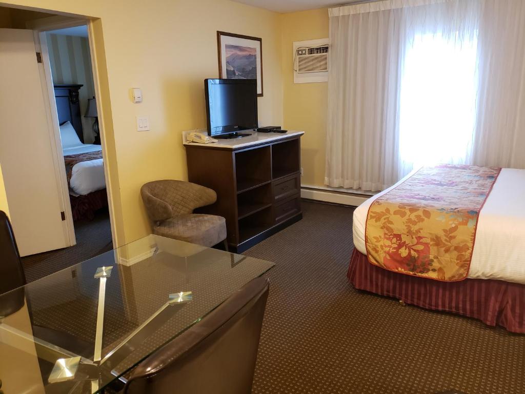 Postel nebo postele na pokoji v ubytování Arbutus Inn