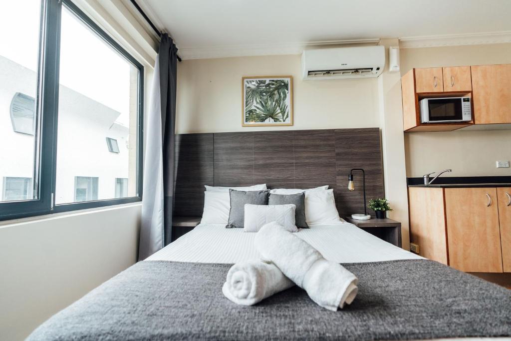 Un pat sau paturi într-o cameră la UNO Hotel Sydney