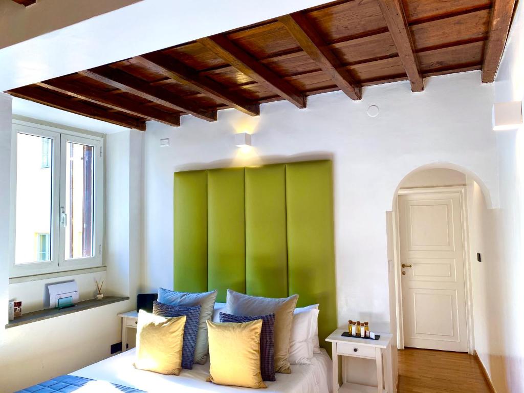 Łóżko lub łóżka w pokoju w obiekcie Palace Fontana di Trevi loft