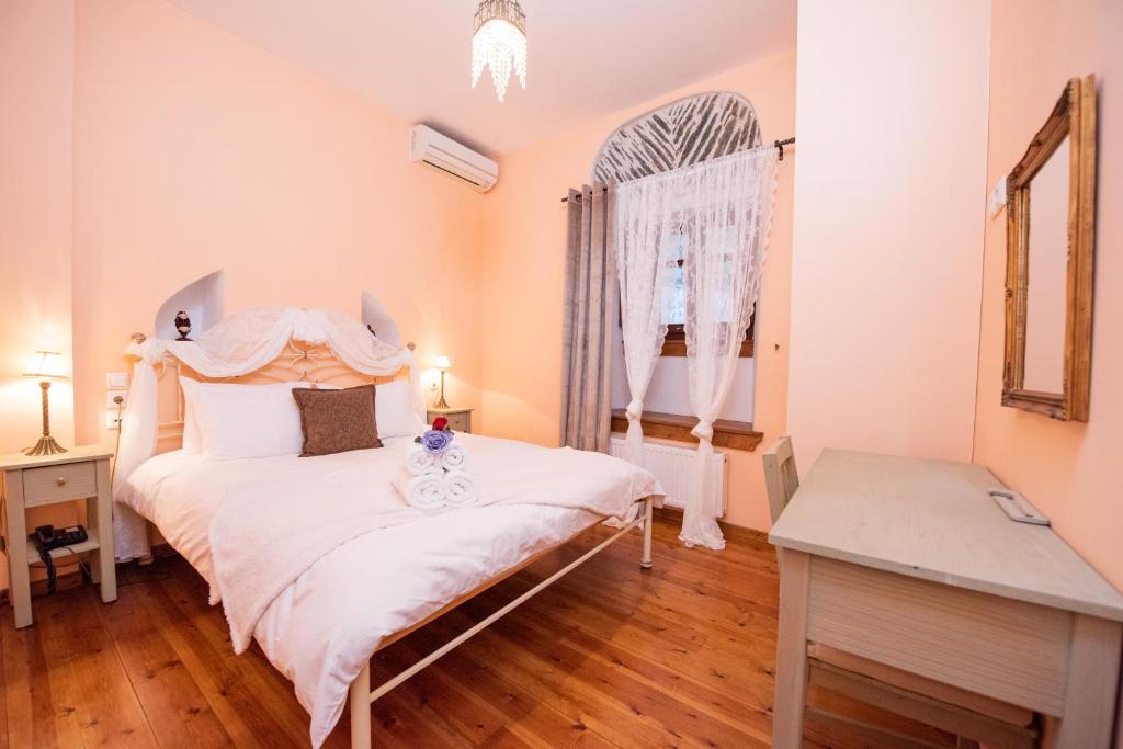 Postel nebo postele na pokoji v ubytování Archontiko Argyro