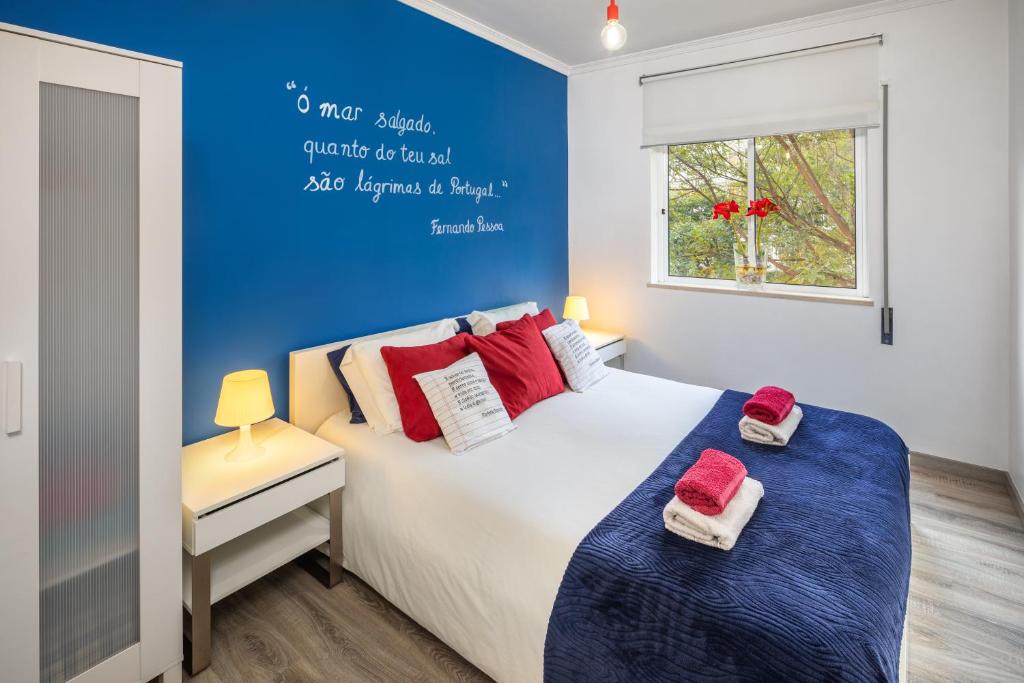 ファロにあるKwadalayo Art Quartersのベッドルーム1室(赤い枕のベッド1台、窓付)