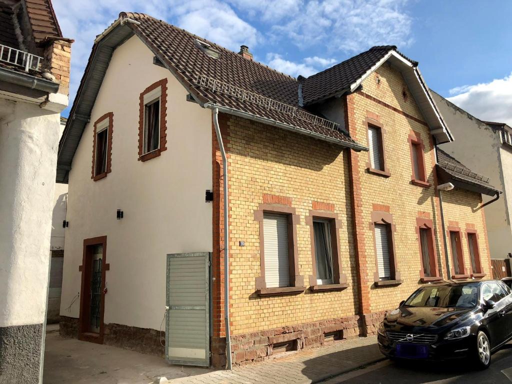 ein Backsteinhaus mit einem davor geparkt in der Unterkunft Monteurhaus 6 Zimmer in Worms