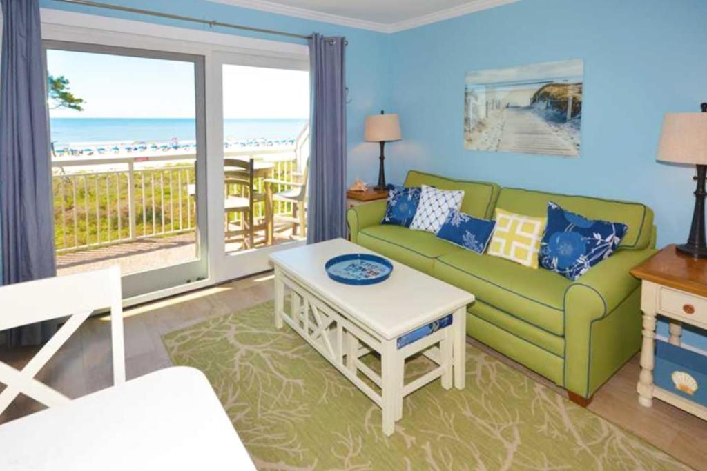 een woonkamer met een bank en een tafel bij Breakers 311 in Hilton Head Island