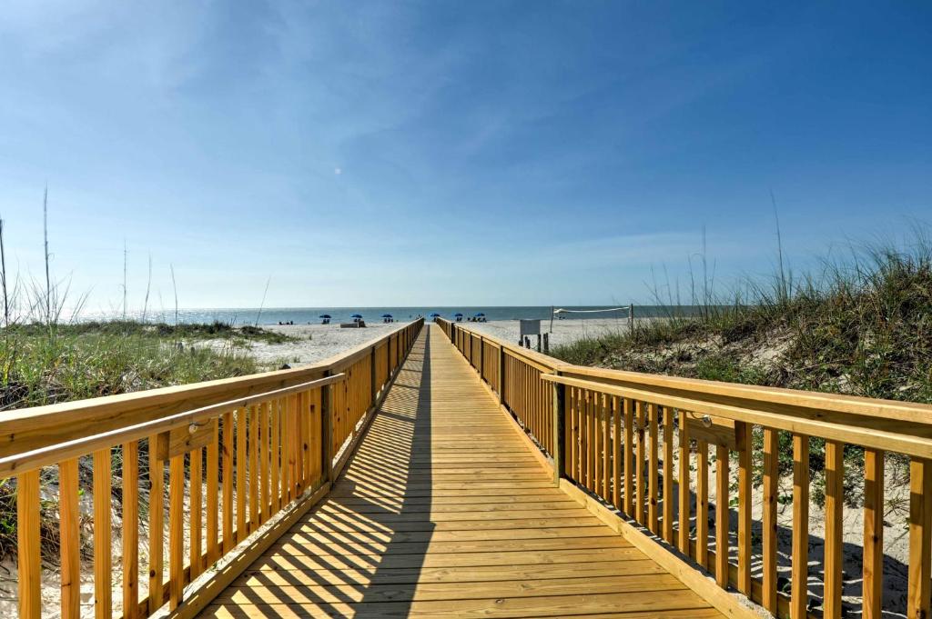 een houten promenade die naar het strand leidt bij Direct Oceanfront Condo with Resort Amenities and View in Hilton Head Island