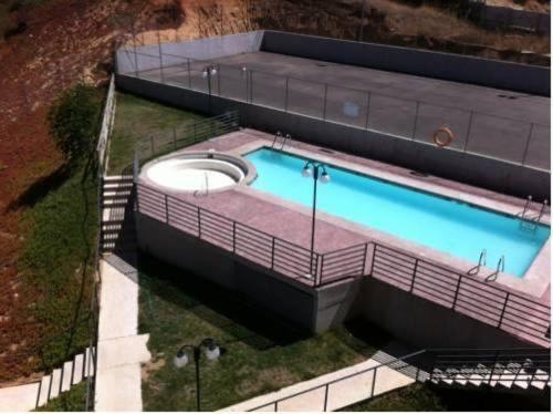 una vista aérea de una piscina en un edificio en Condominio Las Cortezas, en Viña del Mar