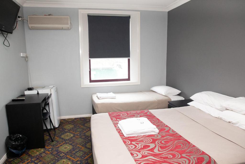 Postel nebo postele na pokoji v ubytování Royal Hotel Singleton