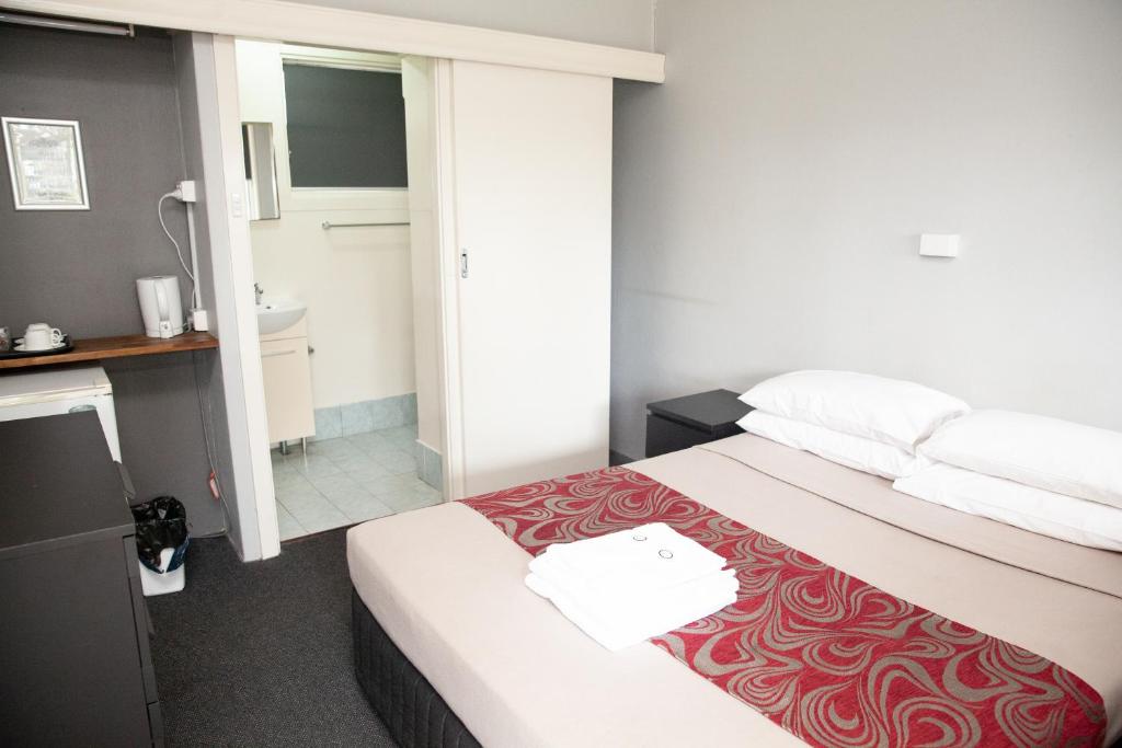 Postel nebo postele na pokoji v ubytování Royal Hotel Singleton