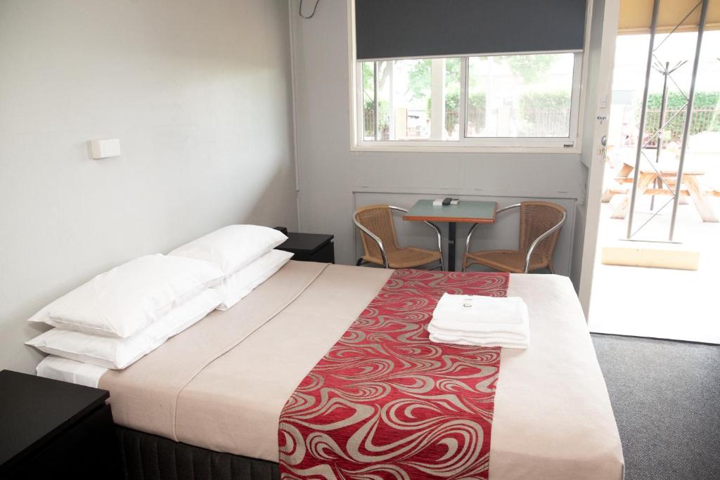 Postel nebo postele na pokoji v ubytování Royal Hotel Singleton