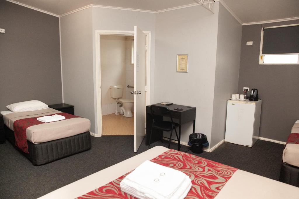 Postel nebo postele na pokoji v ubytování Royal Hotel Singleton