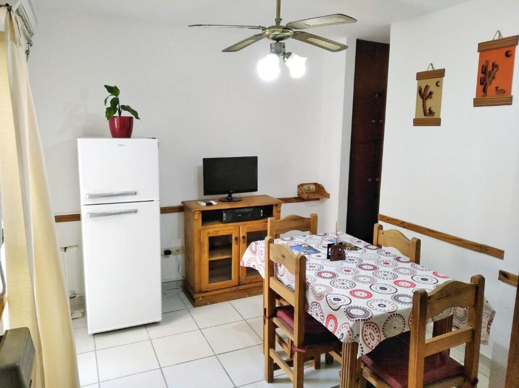 Il comprend une cuisine équipée d'une table et d'un réfrigérateur blanc. dans l'établissement M772- Departamento temporal, à Córdoba