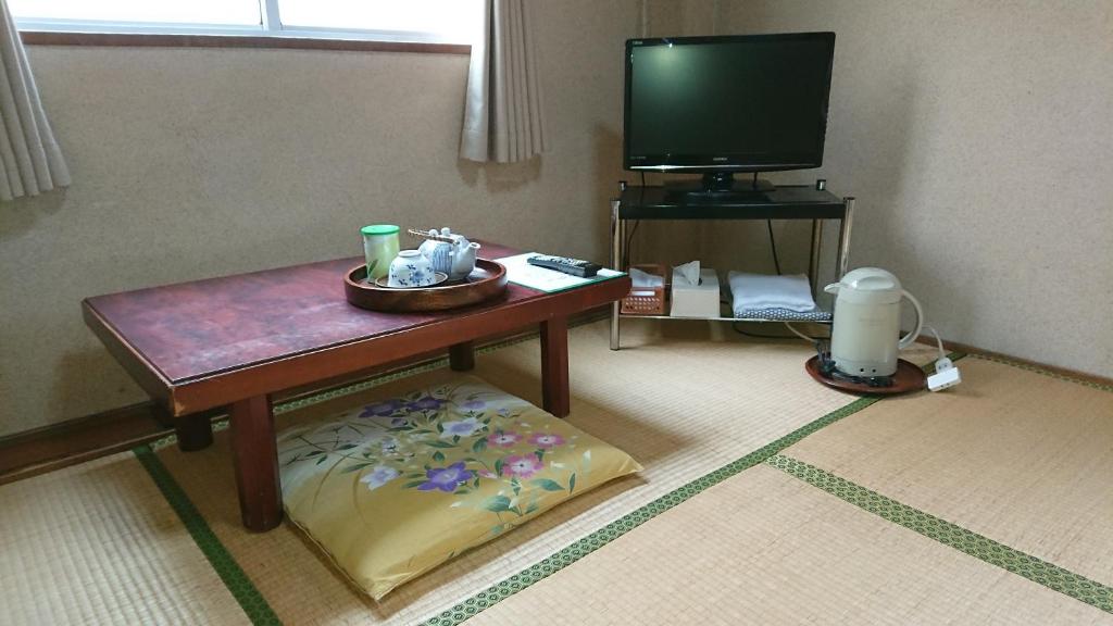 TV a/nebo společenská místnost v ubytování Kasuga Ryokan
