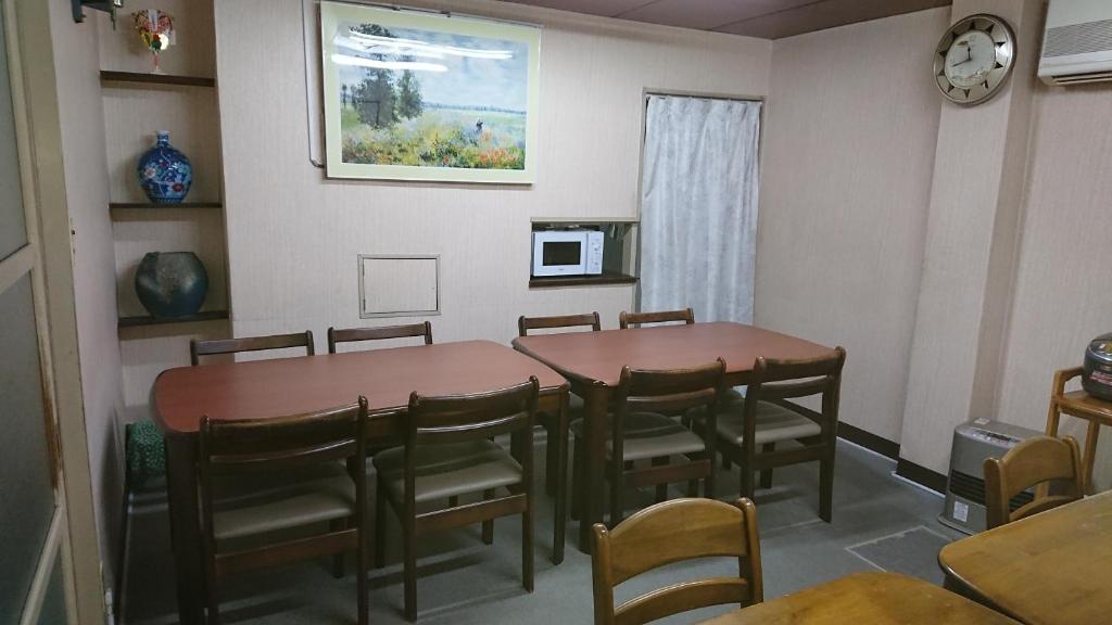 TV a/nebo společenská místnost v ubytování Kasuga Ryokan