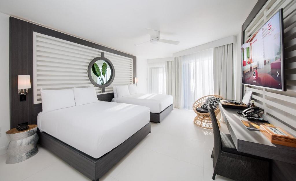 Postel nebo postele na pokoji v ubytování S Hotel Montego Bay - Luxury Boutique All-Inclusive Hotel